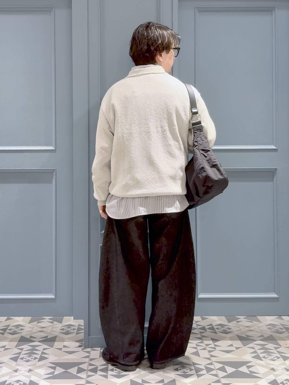 ブラック系のショルダーバッグ、ホワイト系のシャツ/ブラウス、ブラック系のデニムパンツを着用したメンズの春コーディネートの3枚目の写真