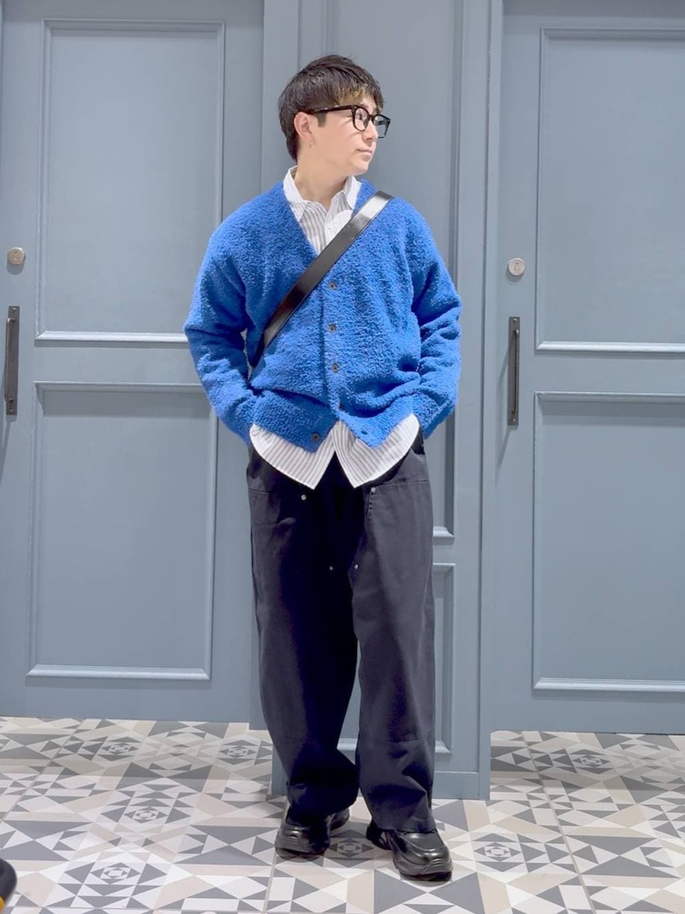 ブラック系のローファー、ブラック系のショルダーバッグ、ホワイト系のシャツ/ブラウスを着用したメンズの冬コーディネートの4枚目の写真