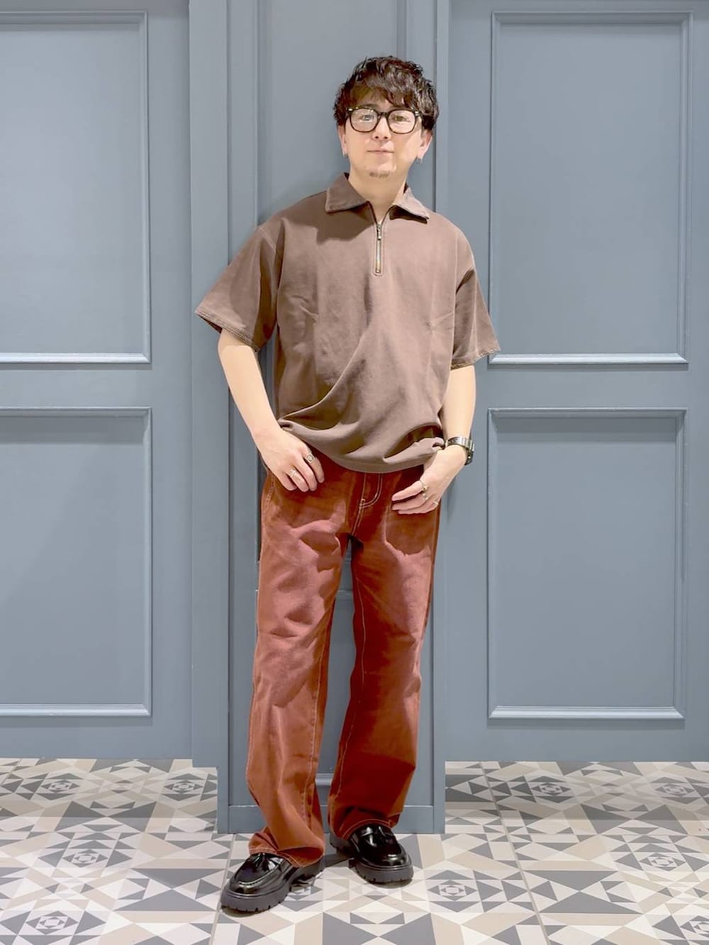ブラック系のドレスシューズ、ブラウン系のデニムパンツ、ブラウン系のTシャツ/カットソーを着用したメンズの春コーディネートの4枚目の写真