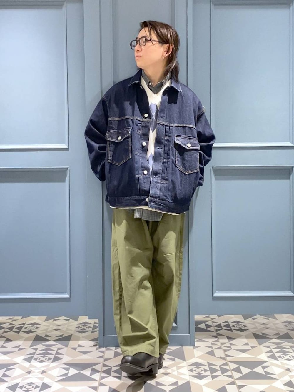 ブラック系のブーツ、グリーン系のカーゴパンツ、ブルー系のデニムジャケットを着用したメンズの春コーディネートの4枚目の写真