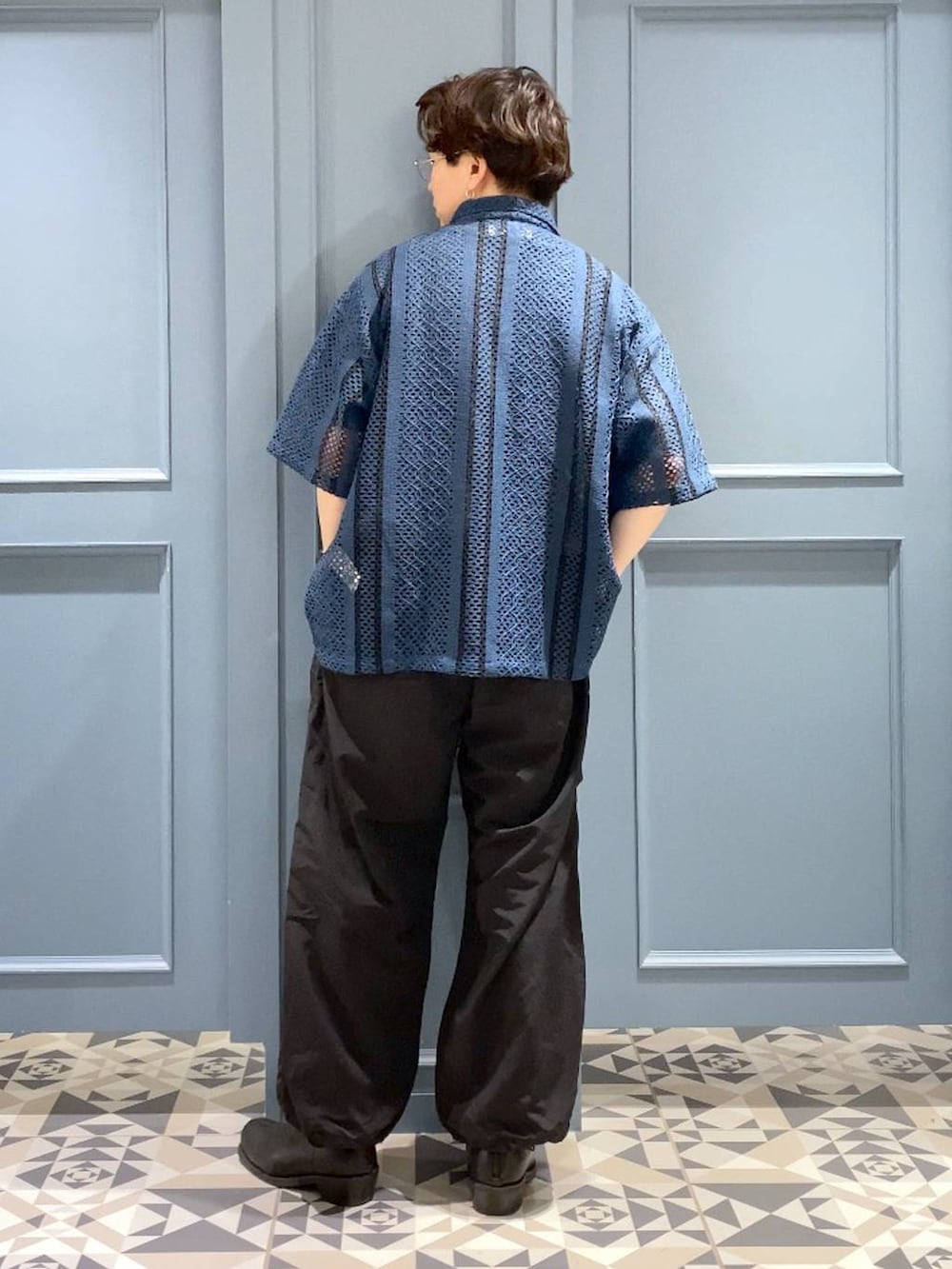 ブラック系のブーツ、ブラック系のカーゴパンツ、ブルー系のシャツ/ブラウスを着用したメンズの春コーディネートの3枚目の写真