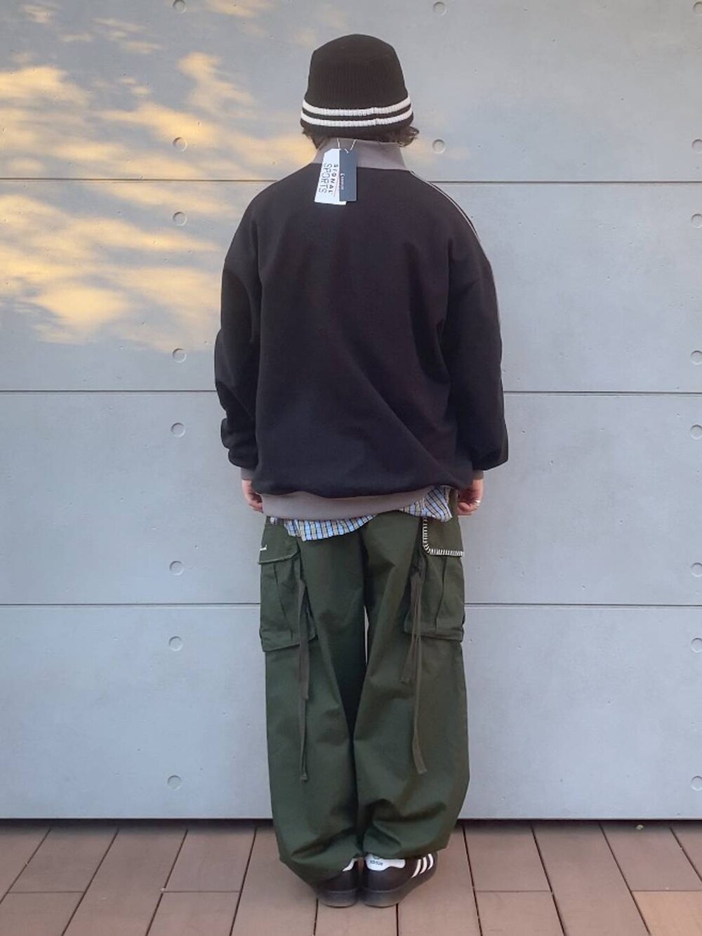 グリーン系のカーゴパンツ、ブラック系のスウェット、ブルー系のシャツ/ブラウスを着用したメンズの冬コーディネートの3枚目の写真