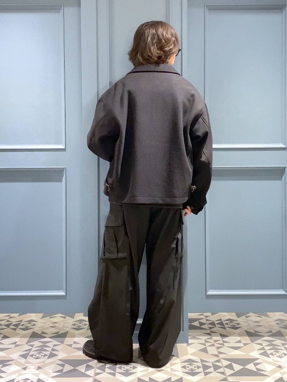 ブラック系のブルゾン、ブラック系のドレスシューズ、ブラック系のスウェットを着用したメンズの冬コーディネートの3枚目の写真