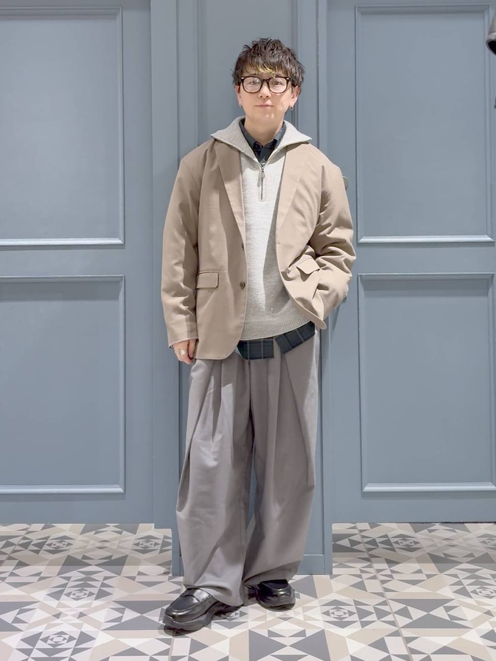 ブラック系のローファー、ベージュ系のテーラードジャケット、グリーン系のシャツ/ブラウスを着用したメンズの冬コーディネートの4枚目の写真