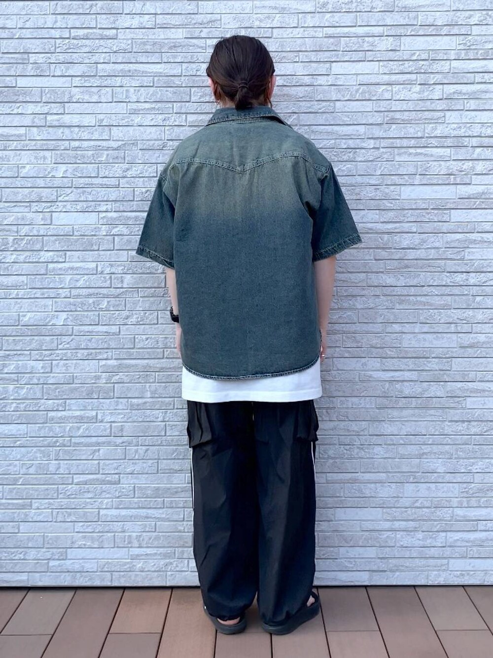 ホワイト系のタンクトップ、ブラック系のカーゴパンツ、ブルー系のシャツ/ブラウスを着用したメンズの夏コーディネートの3枚目の写真