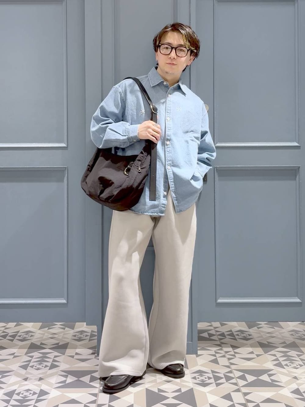 ブラック系のショルダーバッグ、ブラック系のモカシン/デッキシューズ、グレー系のその他パンツを着用したメンズの春コーディネートの4枚目の写真