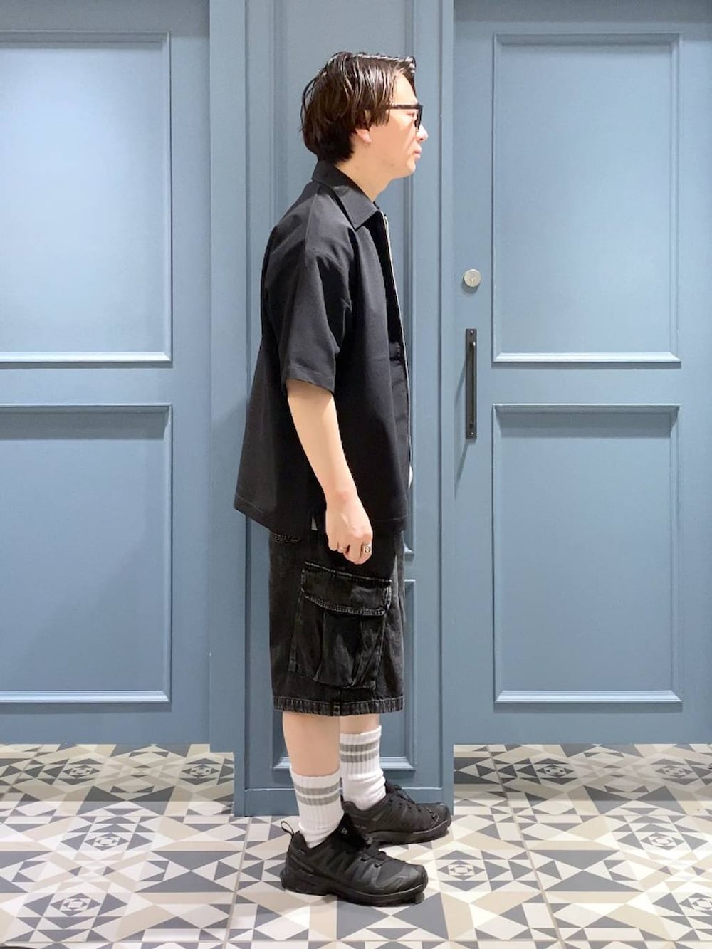 ブラック系のスニーカー、ブラック系のシャツ/ブラウス、グレー系のカーゴパンツを着用したメンズの春コーディネートの2枚目の写真
