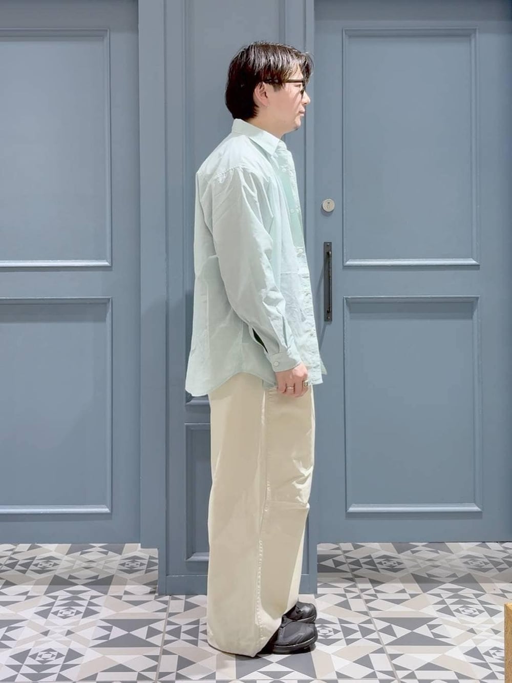 ブラック系のスニーカー、その他のスウェット、ホワイト系のスラックスを着用したメンズの春コーディネートの2枚目の写真