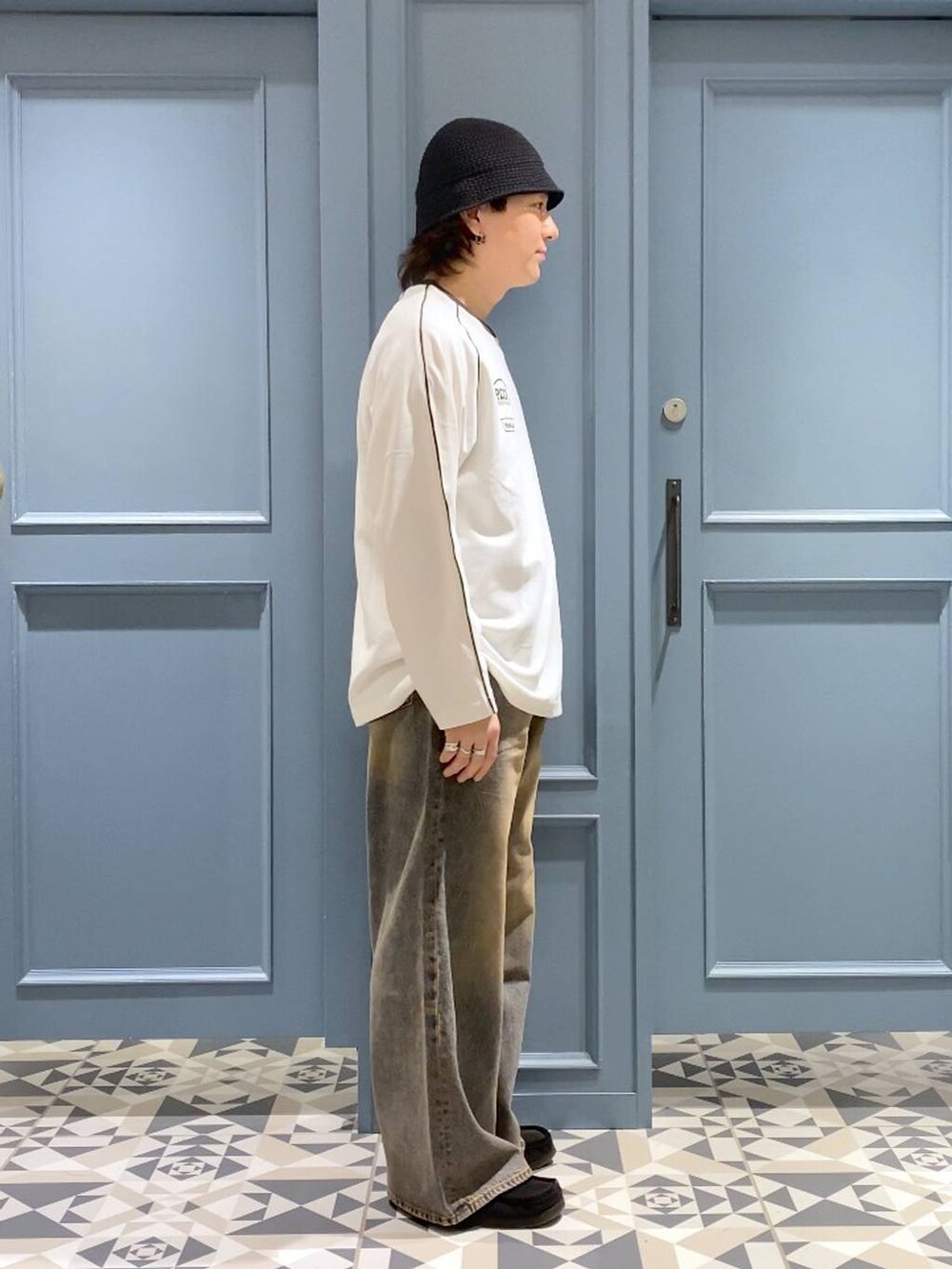 ブルー系のデニムパンツ、ホワイト系のTシャツ/カットソーを着用したメンズの秋コーディネートの2枚目の写真