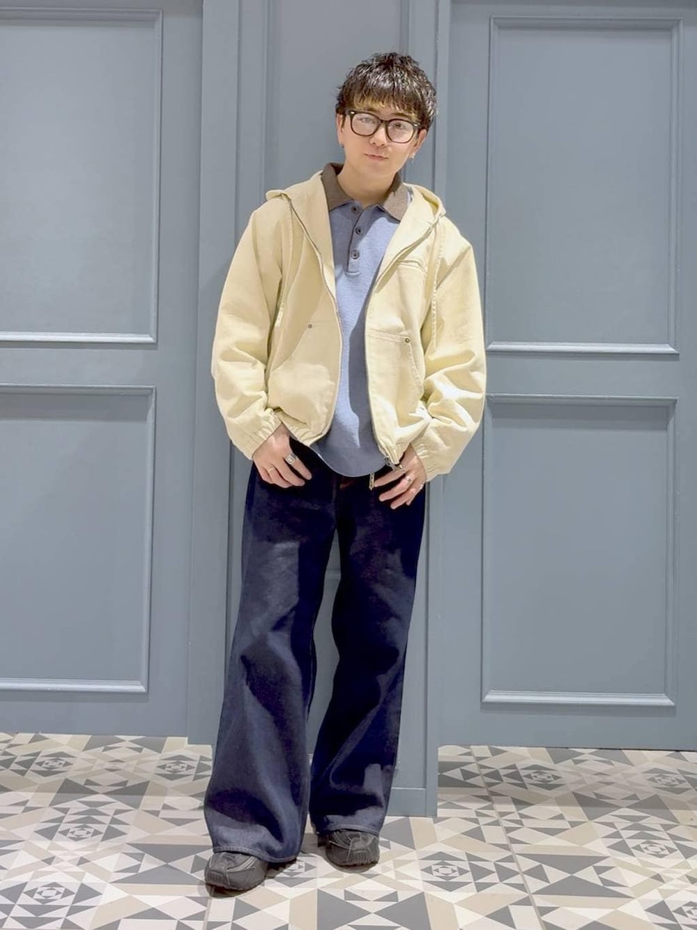 ブルー系のデニムパンツ、ホワイト系のブルゾン、ブルー系のニット/セーターを着用したメンズの冬コーディネートの4枚目の写真