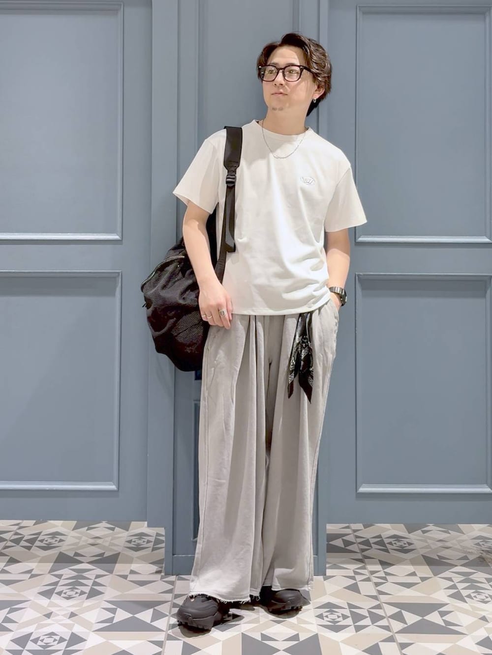 ブラック系のサンダル、ホワイト系のTシャツ/カットソー、ブラック系のバックパック/リュックを着用したメンズの夏コーディネートの4枚目の写真