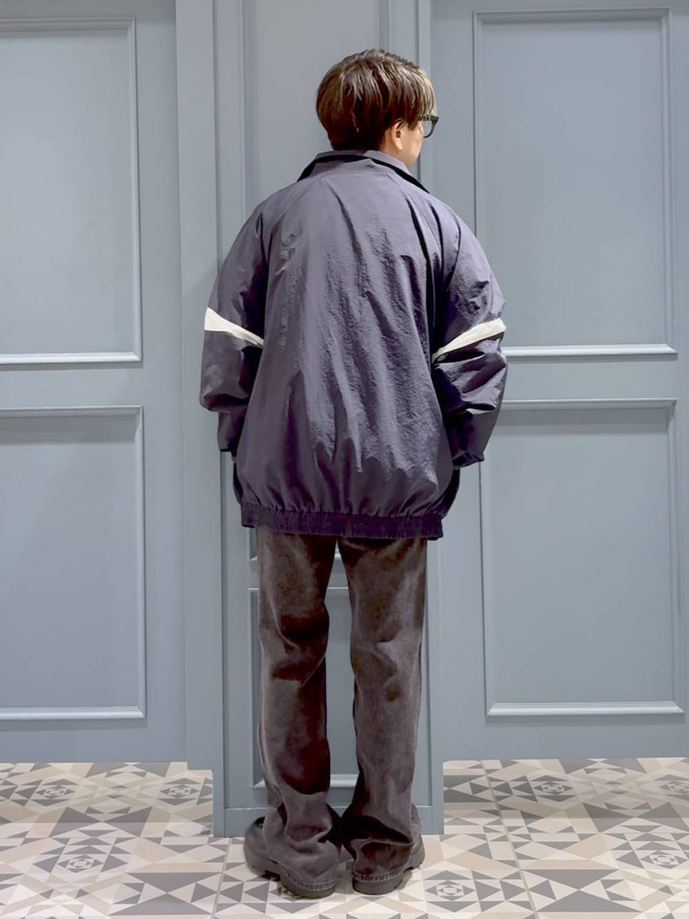 ブルー系のシャツ/ブラウス、ブラック系のデニムパンツ、ブラック系のドレスシューズを着用したメンズの秋コーディネートの3枚目の写真