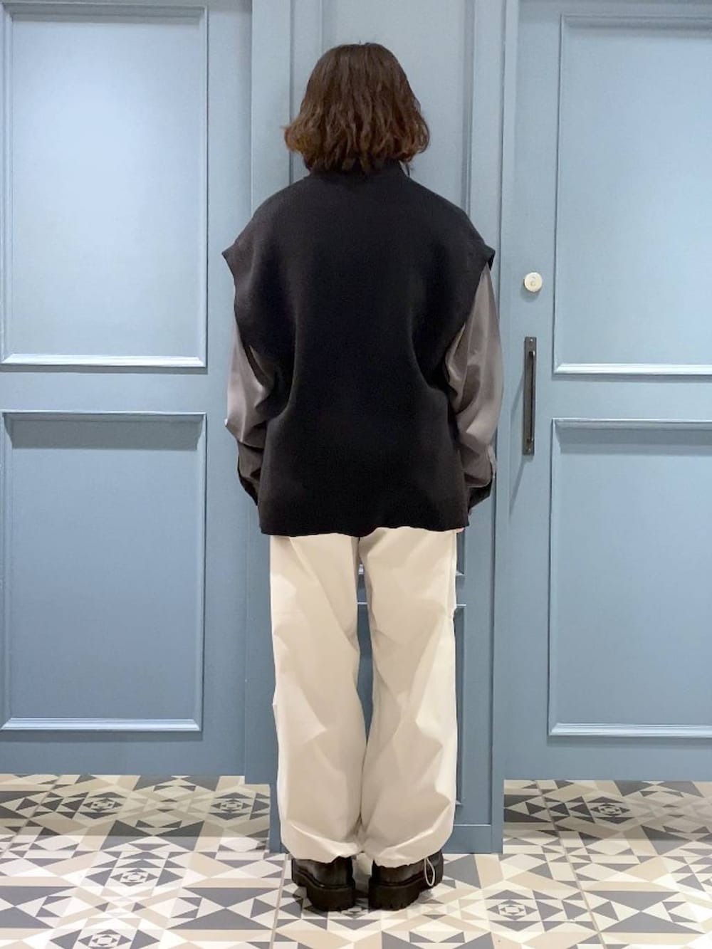 ブラック系のベスト、ブラック系のドレスシューズ、グレー系のシャツ/ブラウスを着用したメンズの春コーディネートの3枚目の写真