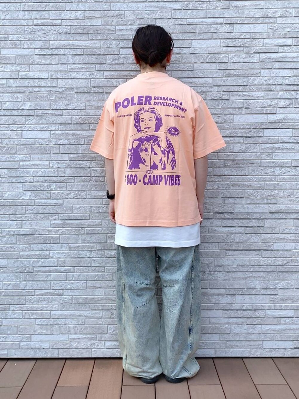 ホワイト系のタンクトップ、その他のTシャツ/カットソー、ブルー系のデニムパンツを着用したメンズの夏コーディネートの3枚目の写真