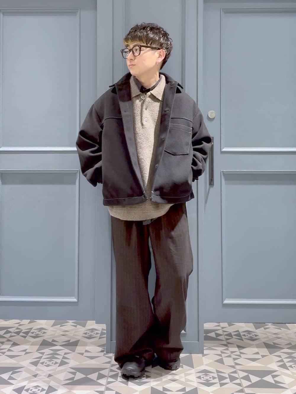 ブラウン系のスラックス、ブラック系のブルゾン、ブラック系のシャツ/ブラウスを着用したメンズの冬コーディネートの4枚目の写真