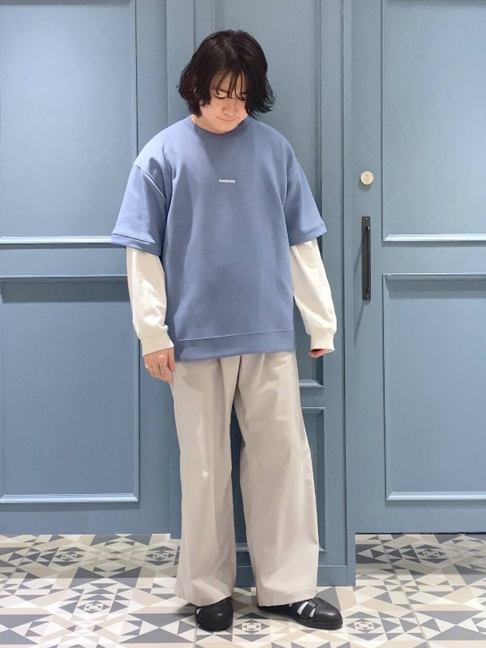 ブラック系のドレスシューズ、ホワイト系のTシャツ/カットソー、ホワイト系のスラックスを着用したメンズの春コーディネートの4枚目の写真