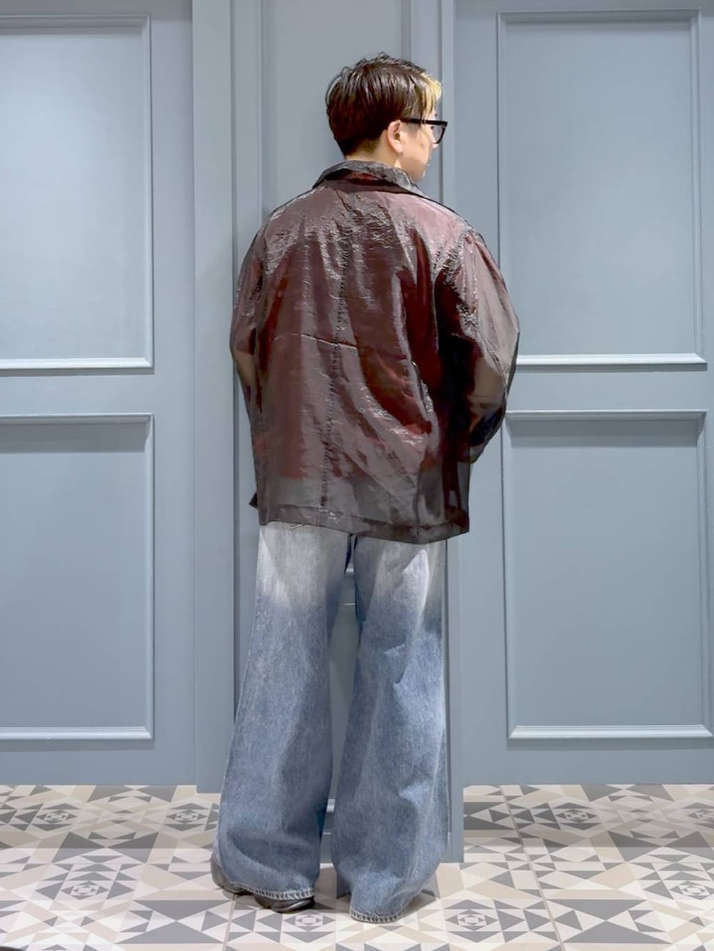 ブルー系のデニムパンツ、ブラック系のローファー、ブラック系のシャツ/ブラウスを着用したメンズの夏コーディネートの3枚目の写真