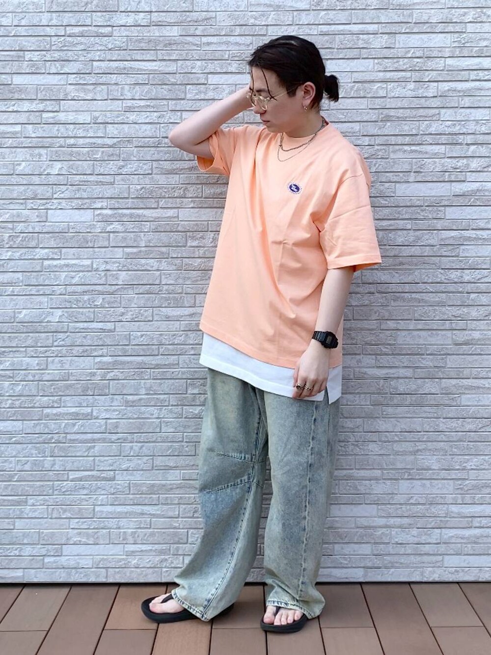 ホワイト系のタンクトップ、その他のTシャツ/カットソー、ブルー系のデニムパンツを着用したメンズの夏コーディネートの4枚目の写真