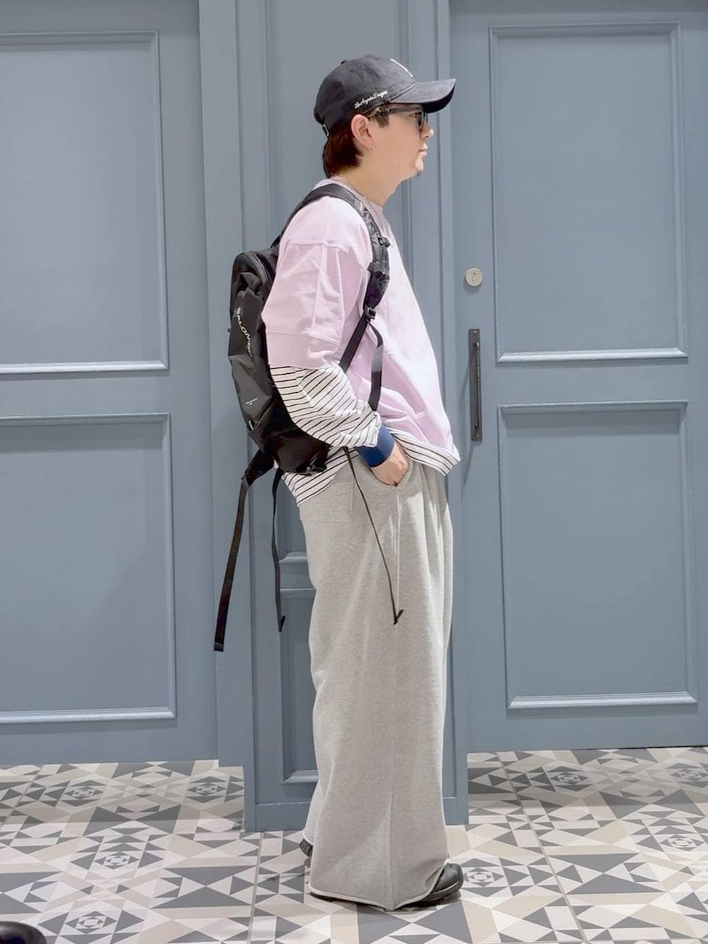 ブラック系のスニーカー、パープル系のTシャツ/カットソー、ホワイト系のTシャツ/カットソーを着用したメンズの春コーディネートの2枚目の写真