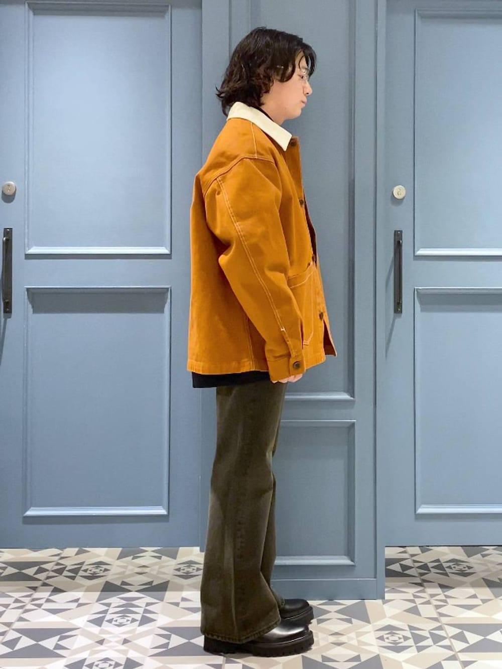 ブラック系のスウェット、ブラック系のドレスシューズ、ブラック系のTシャツ/カットソーを着用したメンズの春コーディネートの2枚目の写真