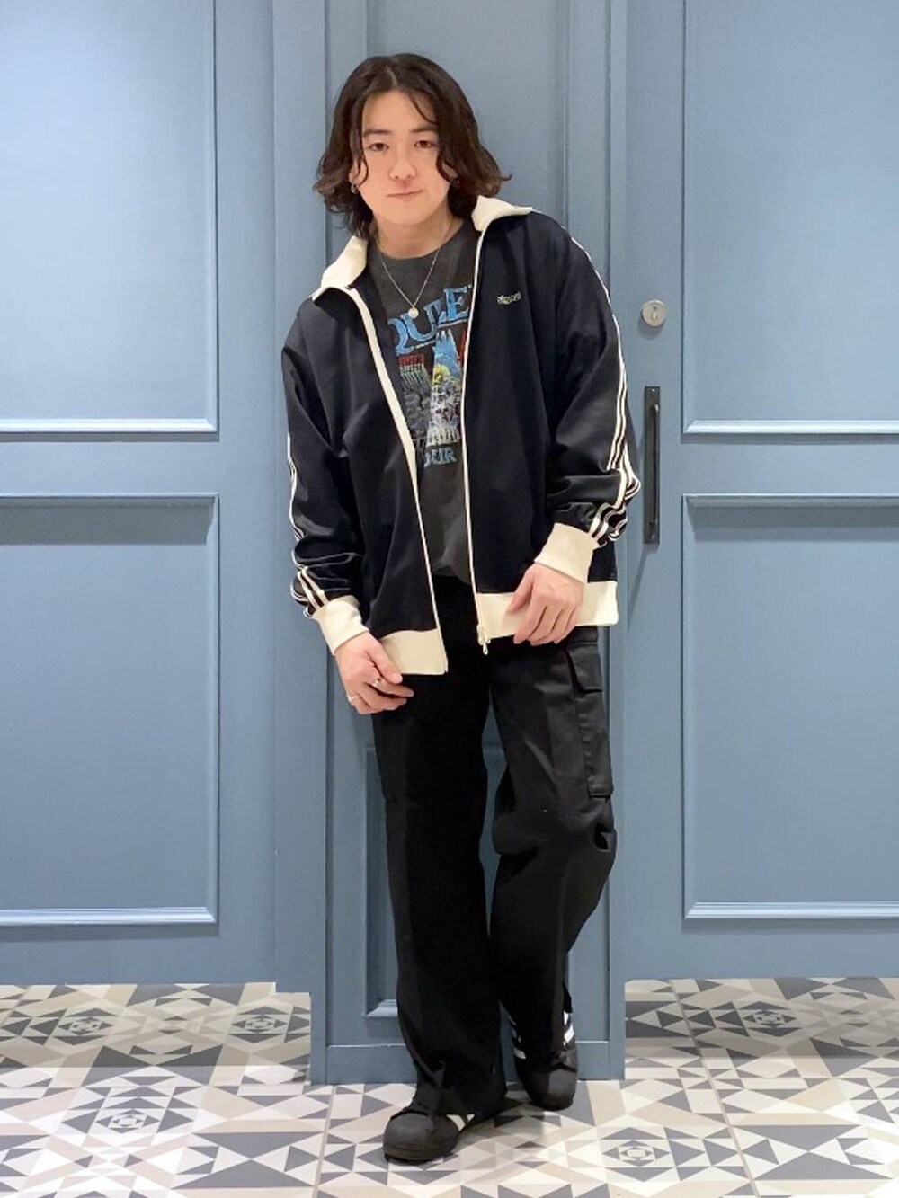 グレー系のTシャツ/カットソー、ブラック系のカーゴパンツ、ホワイト系のネックレスを着用したメンズの春コーディネートの4枚目の写真