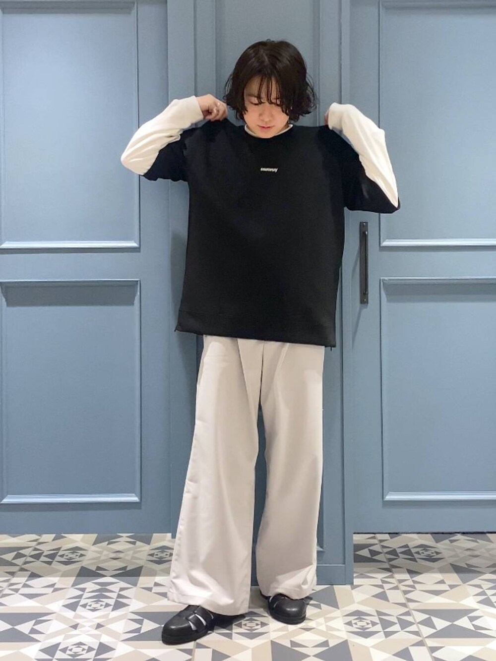 ブラック系のドレスシューズ、ホワイト系のTシャツ/カットソー、ホワイト系のスラックスを着用したメンズの春コーディネートの4枚目の写真