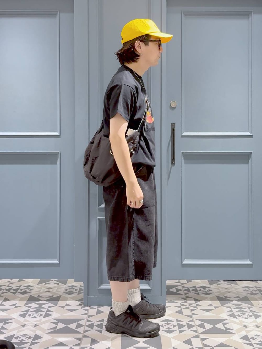 ブラック系のスニーカー、ブラック系のTシャツ/カットソー、ブラック系のその他パンツを着用したメンズの夏コーディネートの2枚目の写真