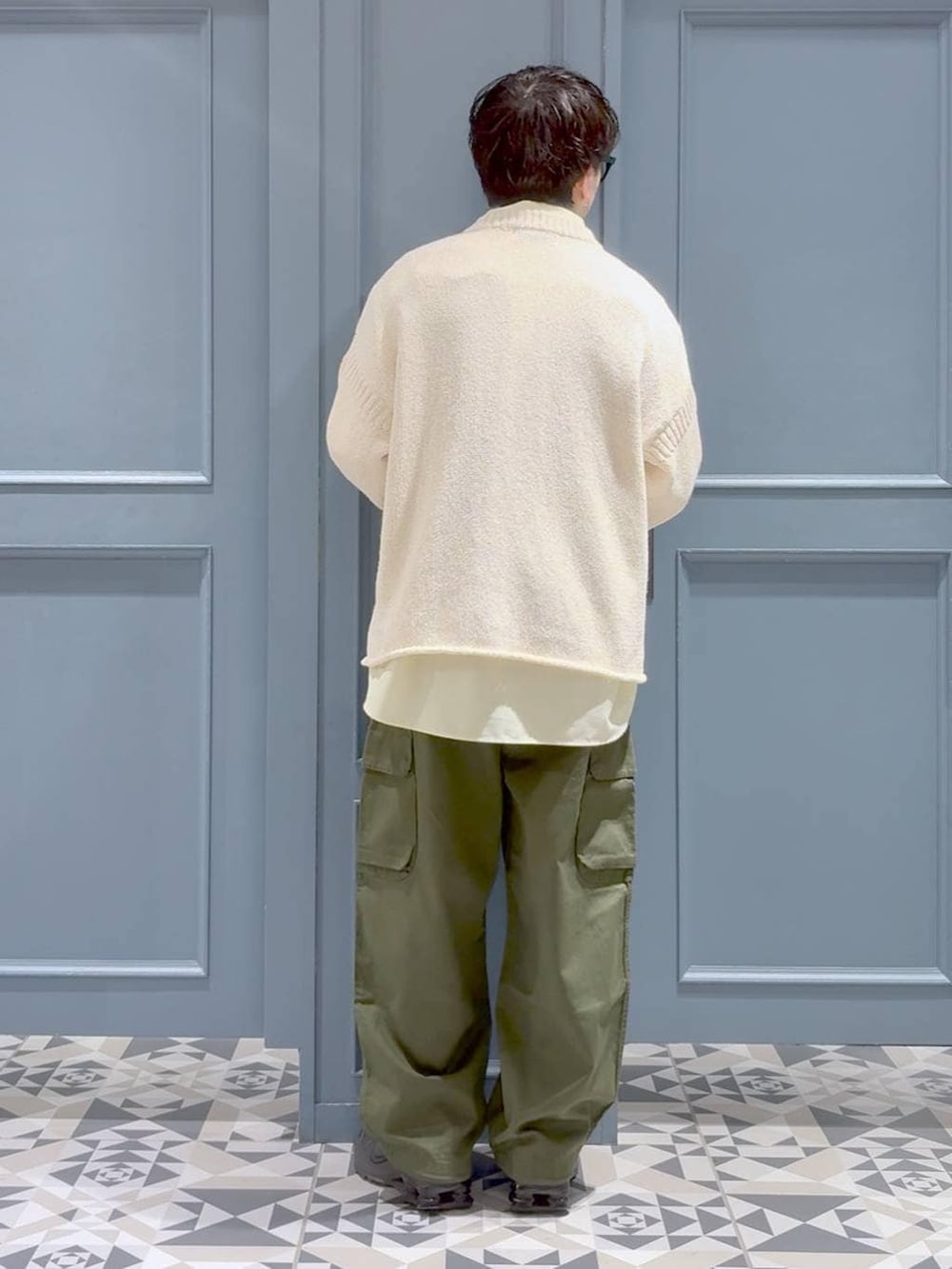 ブラック系のショルダーバッグ、グリーン系のカーゴパンツ、イエロー系のシャツ/ブラウスを着用したメンズの春コーディネートの3枚目の写真