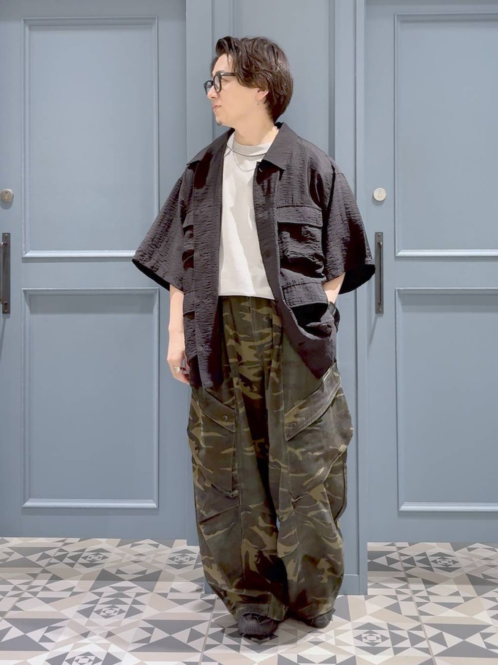 ブラック系のシャツ/ブラウス、グレー系のTシャツ/カットソー、その他のネックレスを着用したメンズの夏コーディネートの4枚目の写真