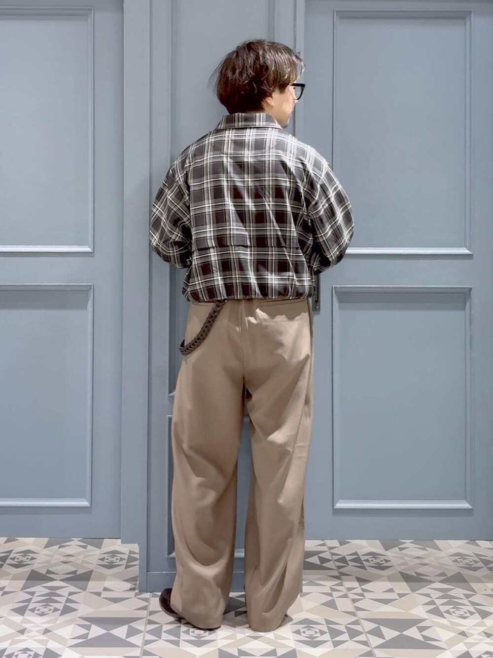 イエロー系のスラックス、ブラック系のブルゾンを着用したメンズの春コーディネートの3枚目の写真