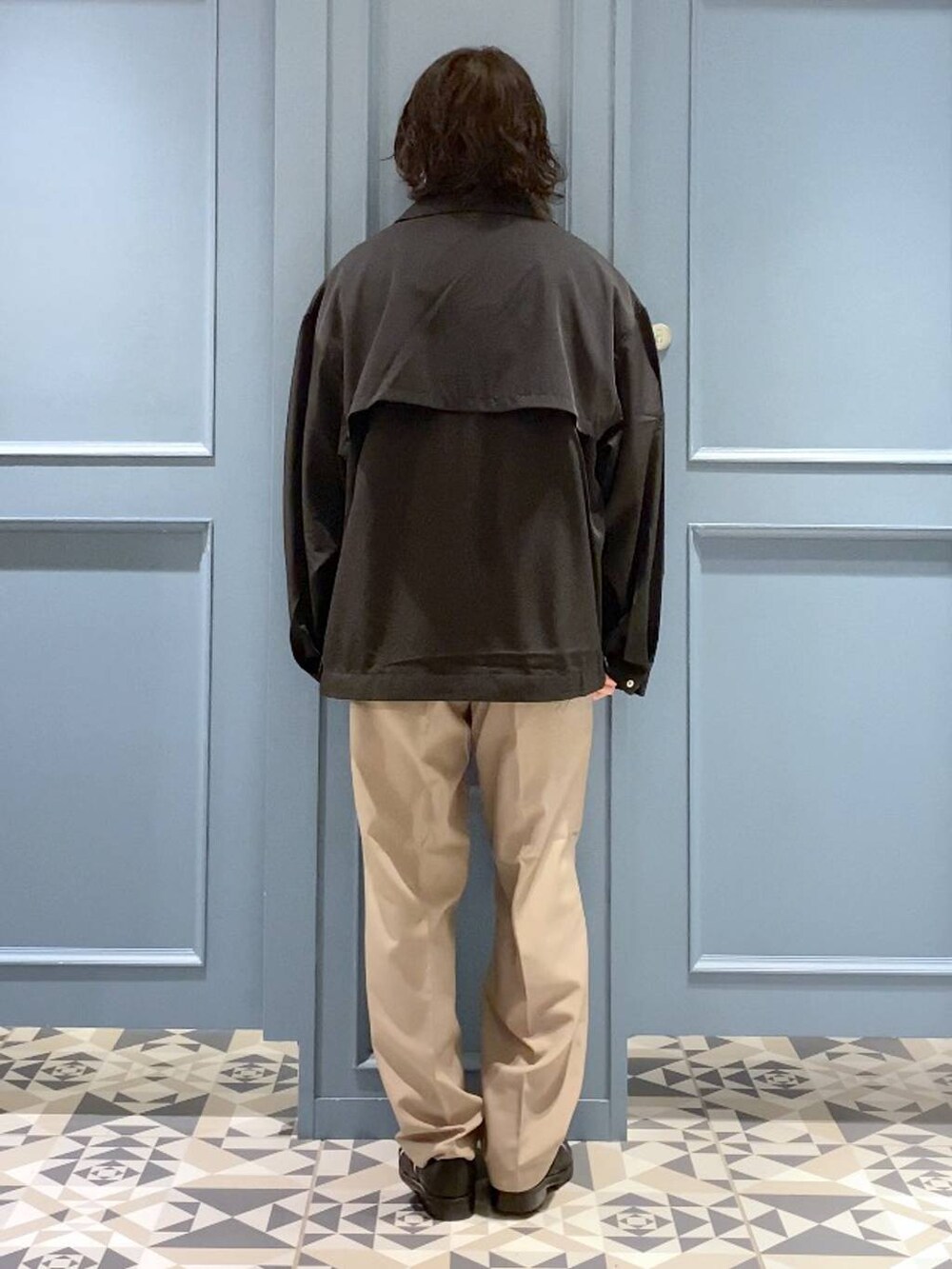 ブラック系のドレスシューズ、ブラック系のブルゾン、ブラック系のTシャツ/カットソーを着用したメンズの春コーディネートの3枚目の写真