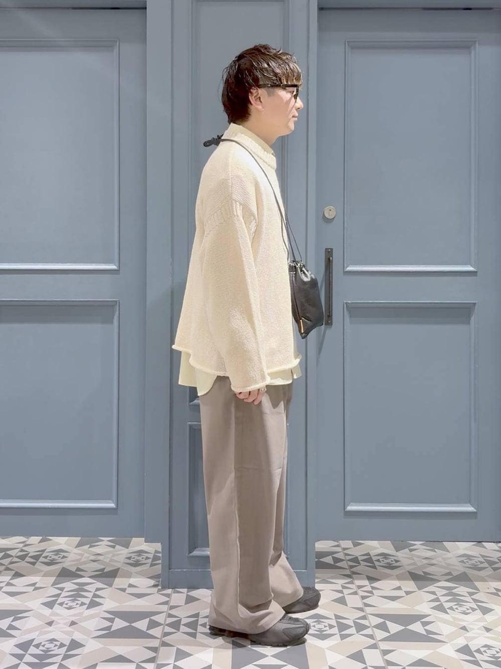 イエロー系のスラックス、ブラック系のショルダーバッグ、イエロー系のシャツ/ブラウスを着用したメンズの冬コーディネートの2枚目の写真