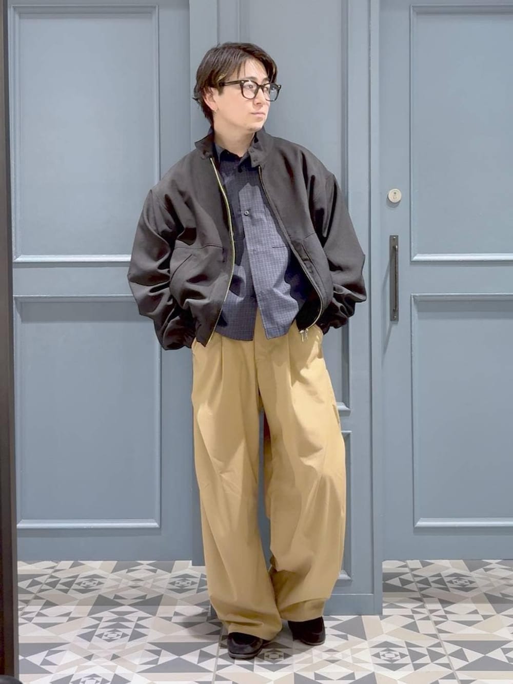 ブラック系のブルゾン、ブルー系のシャツ/ブラウスを着用したメンズの春コーディネートの4枚目の写真