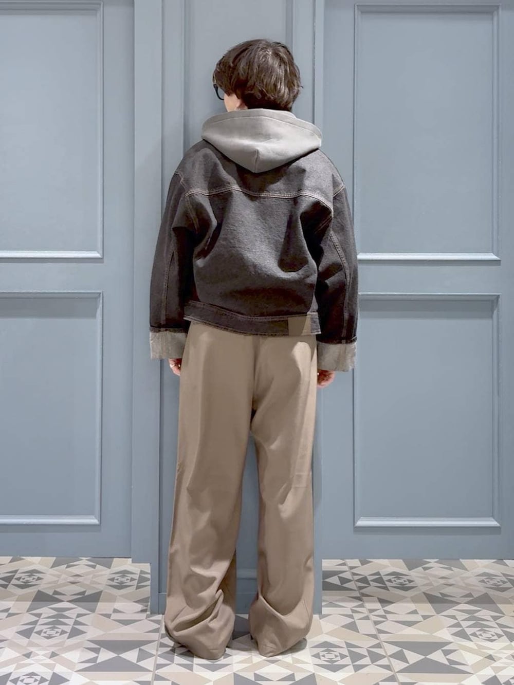 グレー系のシャツ/ブラウス、ブラック系のデニムジャケット、その他のパーカーを着用したメンズの春コーディネートの3枚目の写真