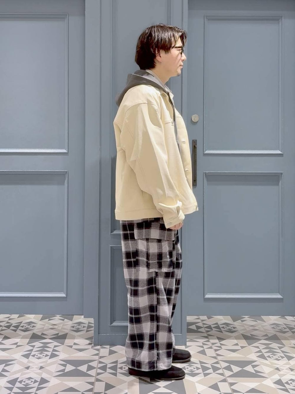 グレー系のシャツ/ブラウス、ホワイト系のブルゾン、グレー系のカーゴパンツを着用したメンズの春コーディネートの2枚目の写真