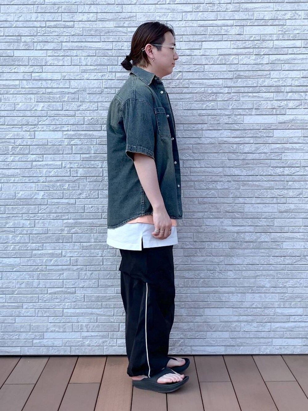 ホワイト系のタンクトップ、ブラック系のカーゴパンツ、ブルー系のシャツ/ブラウスを着用したメンズの夏コーディネートの2枚目の写真