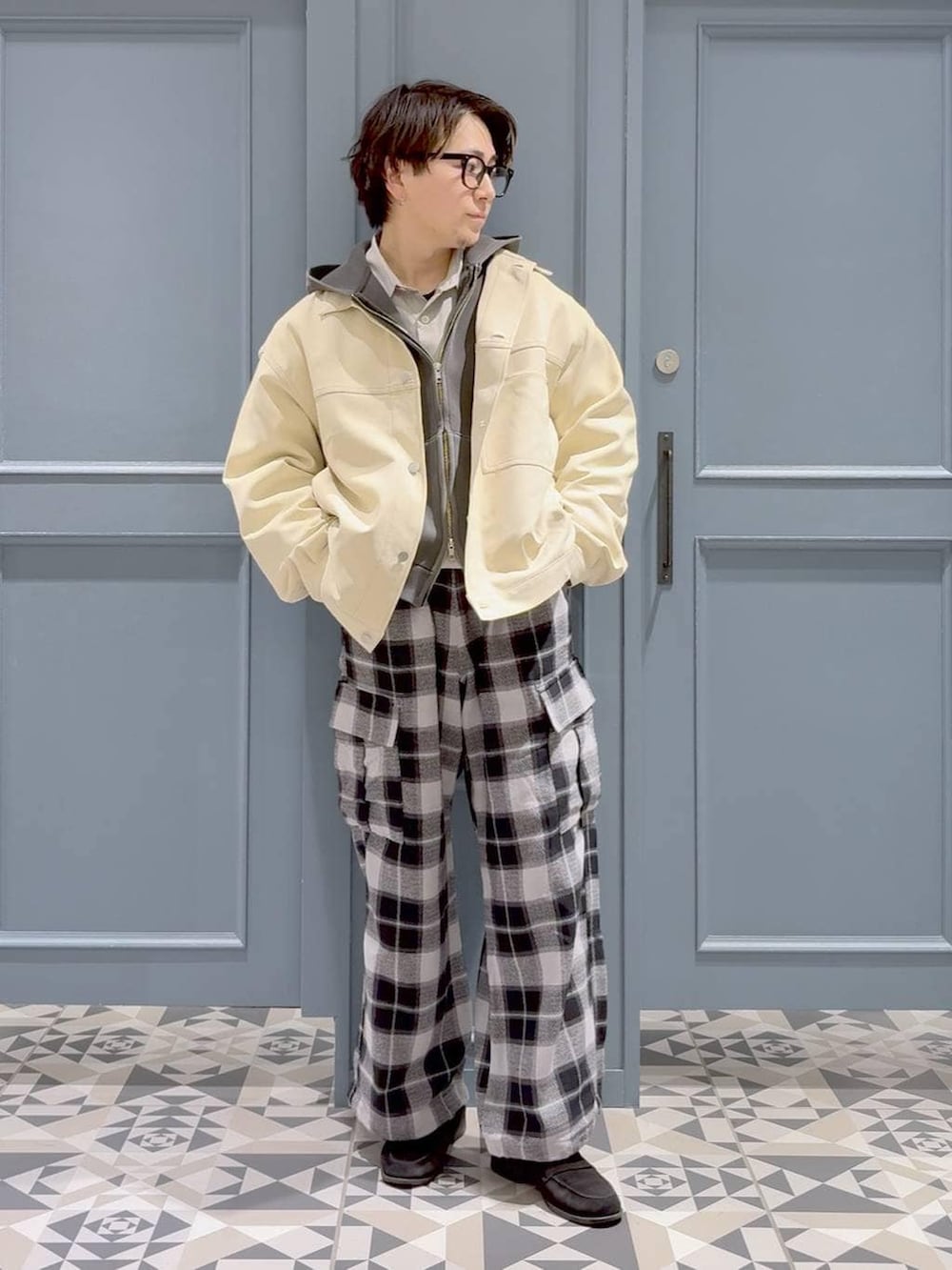 グレー系のシャツ/ブラウス、ホワイト系のブルゾン、グレー系のカーゴパンツを着用したメンズの春コーディネートの4枚目の写真