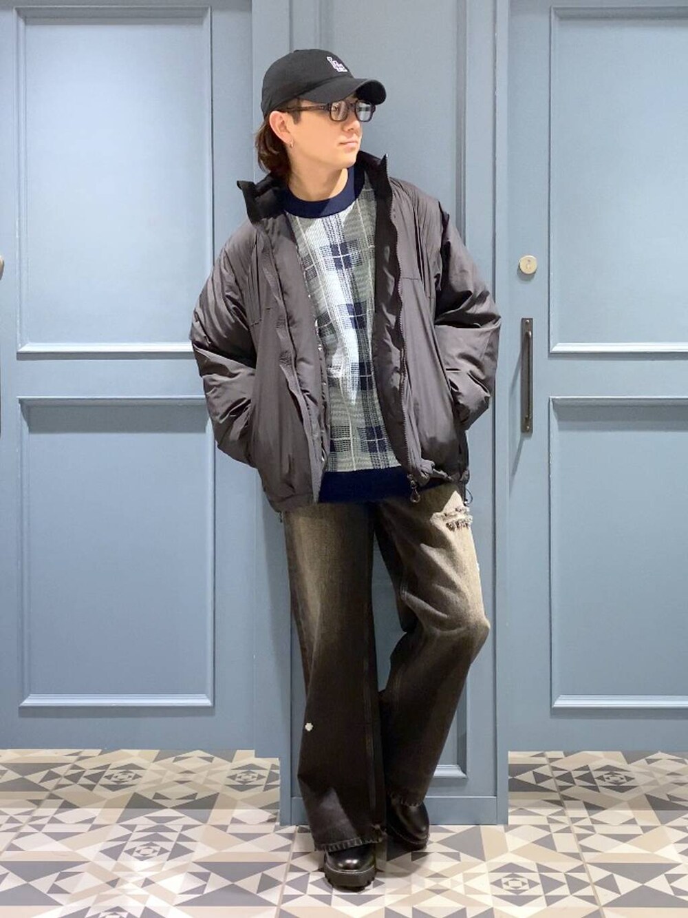 「チェック、ゆったり、カジュアル、低身長、休日コーデ、デート/ロマンティック、骨格ストレート、ミリタリー、トラッド、スポーティ、ストリート、RAGEBLUE、アウター、ニット、デニムパンツ」｜「RAGEBLUEの【AIRTHERMAL/高機能中綿】ショート中綿ブルゾン（ダウンジャケット/コート、ブラック系）」を使った、はいねさん（メンズ・165cm）の冬コーディネートの4枚目の写真