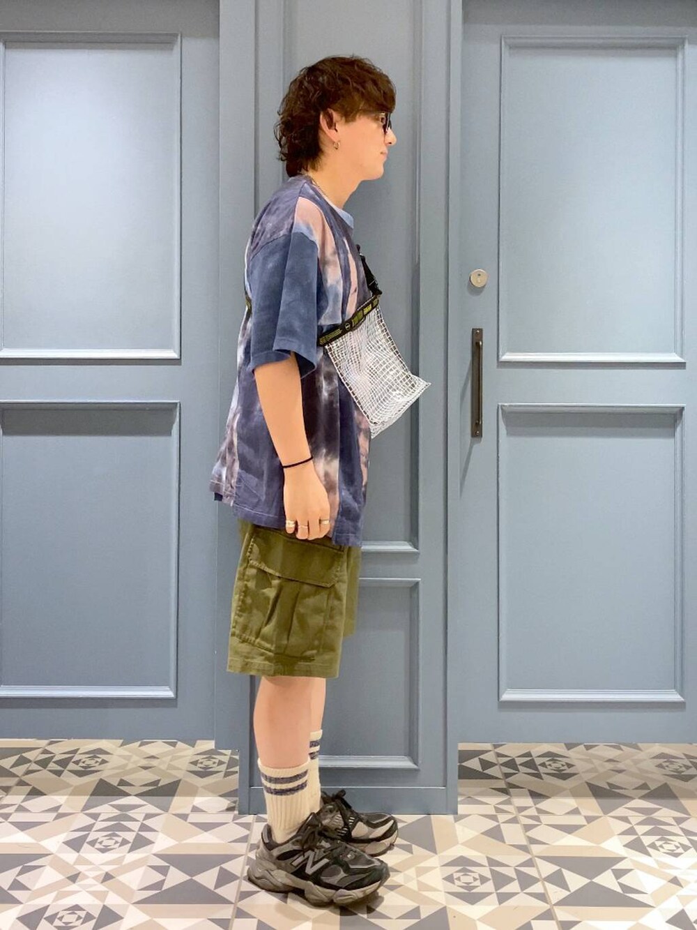 ホワイト系のタンクトップ、グリーン系のカーゴパンツ、ブルー系のTシャツ/カットソーを着用したメンズの夏コーディネートの2枚目の写真