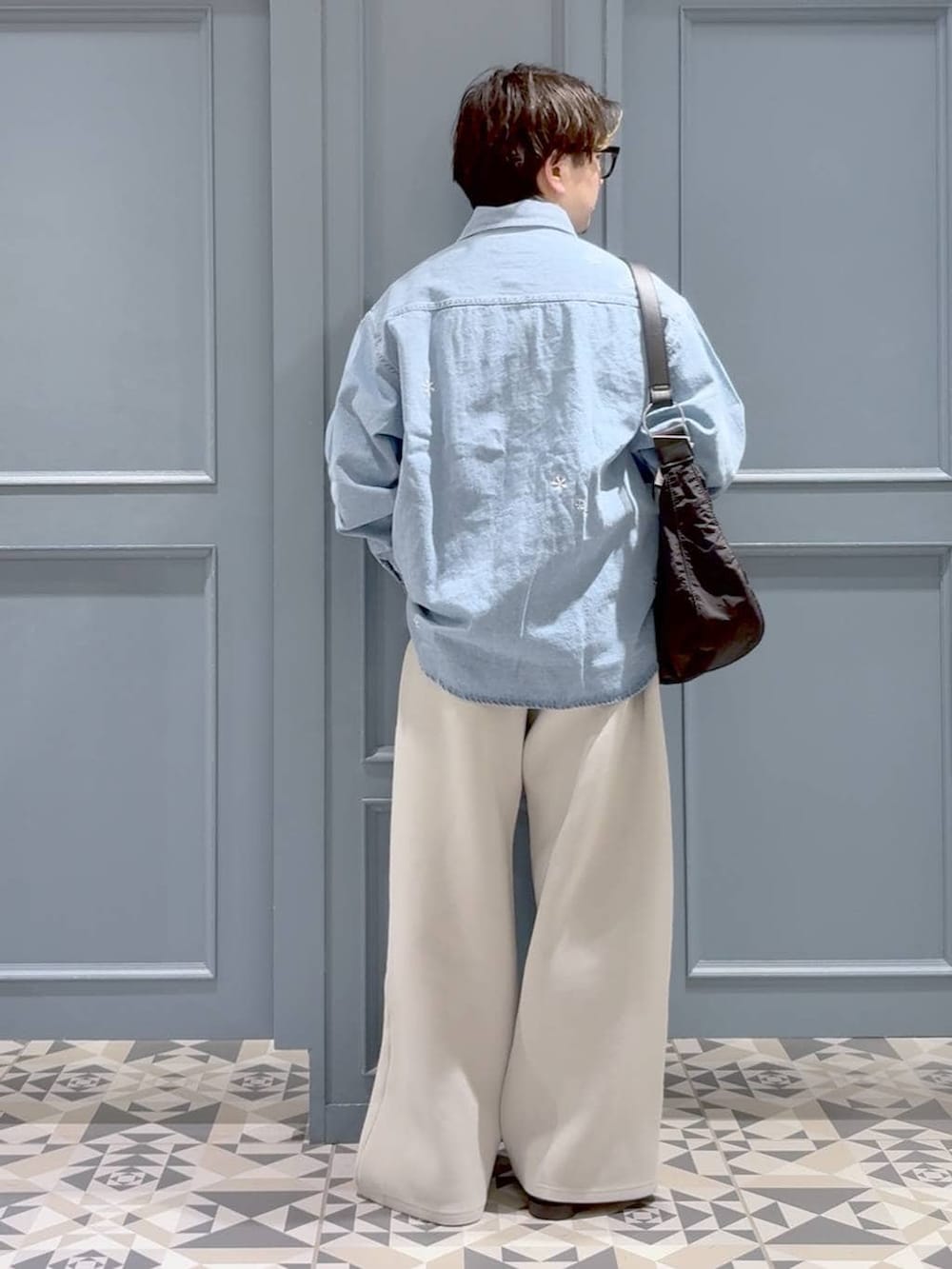 ブラック系のショルダーバッグ、ブラック系のモカシン/デッキシューズ、グレー系のその他パンツを着用したメンズの春コーディネートの3枚目の写真