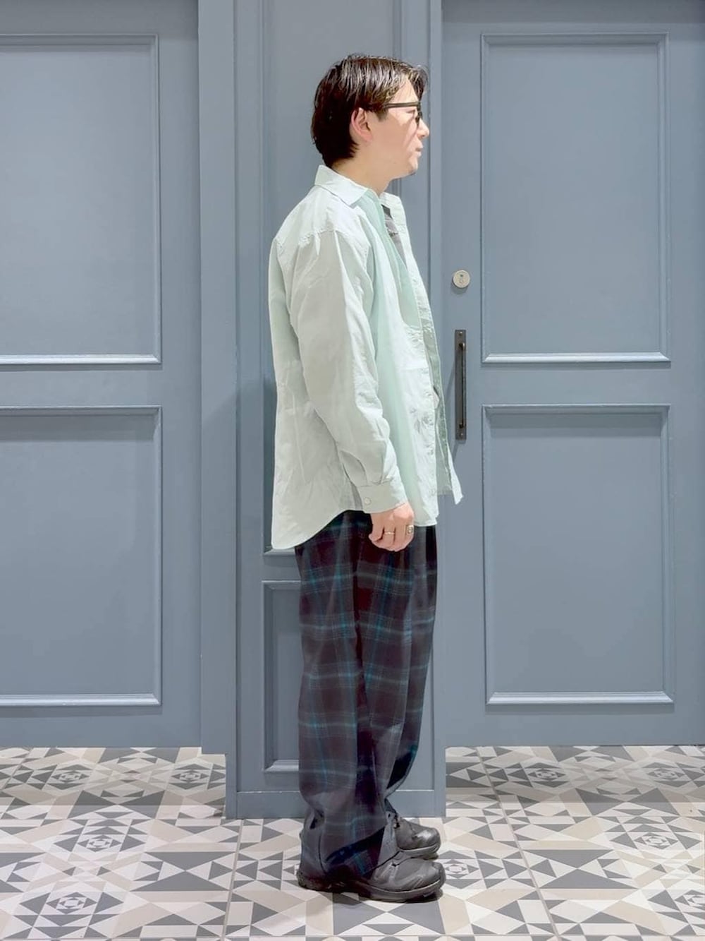 ブラック系のスニーカー、その他のスウェット、グリーン系のシャツ/ブラウスを着用したメンズの春コーディネートの2枚目の写真