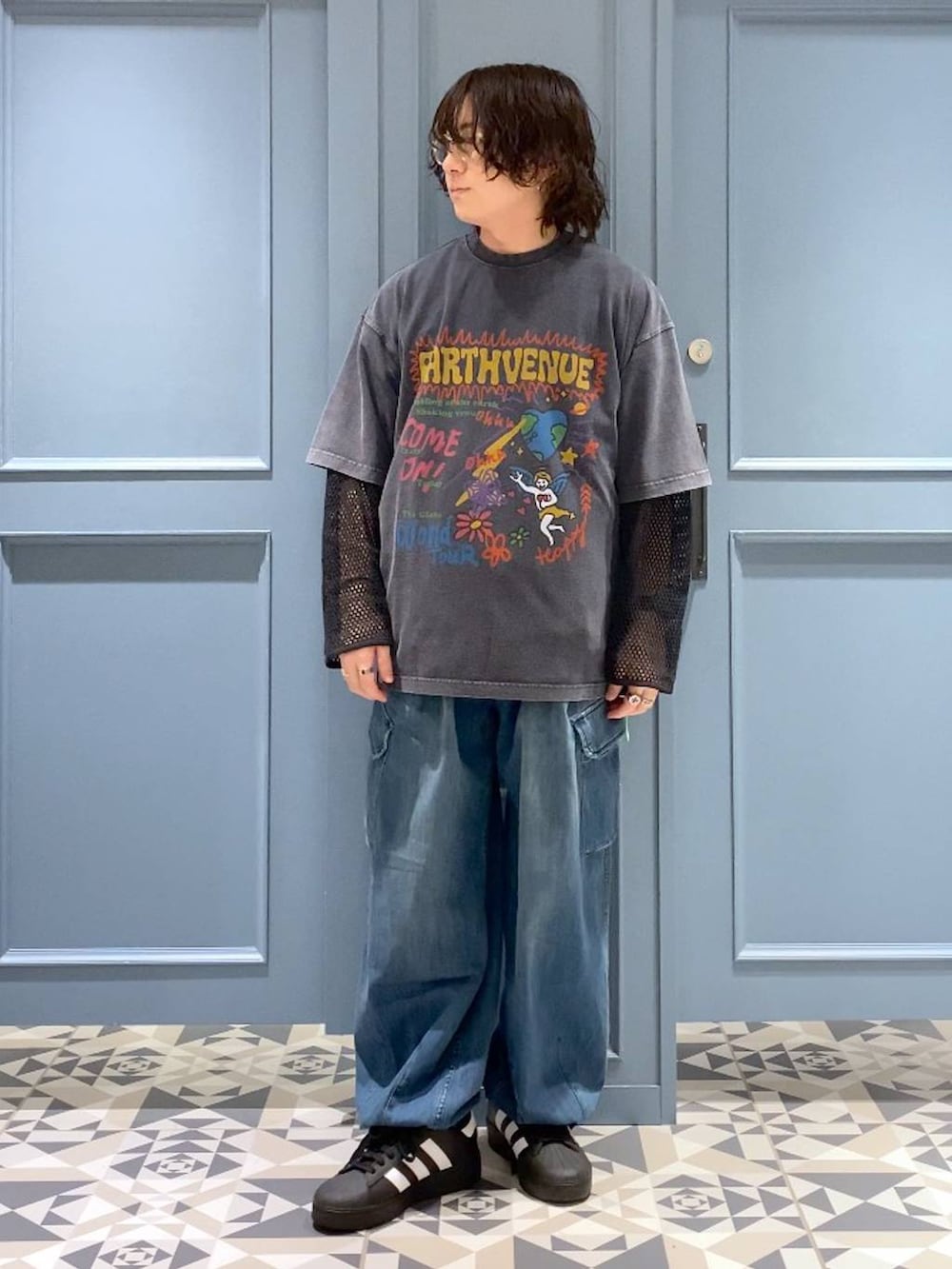 ブラック系のTシャツ/カットソー、ブルー系のカーゴパンツ、ブラック系のTシャツ/カットソーを着用したメンズの春コーディネートの4枚目の写真