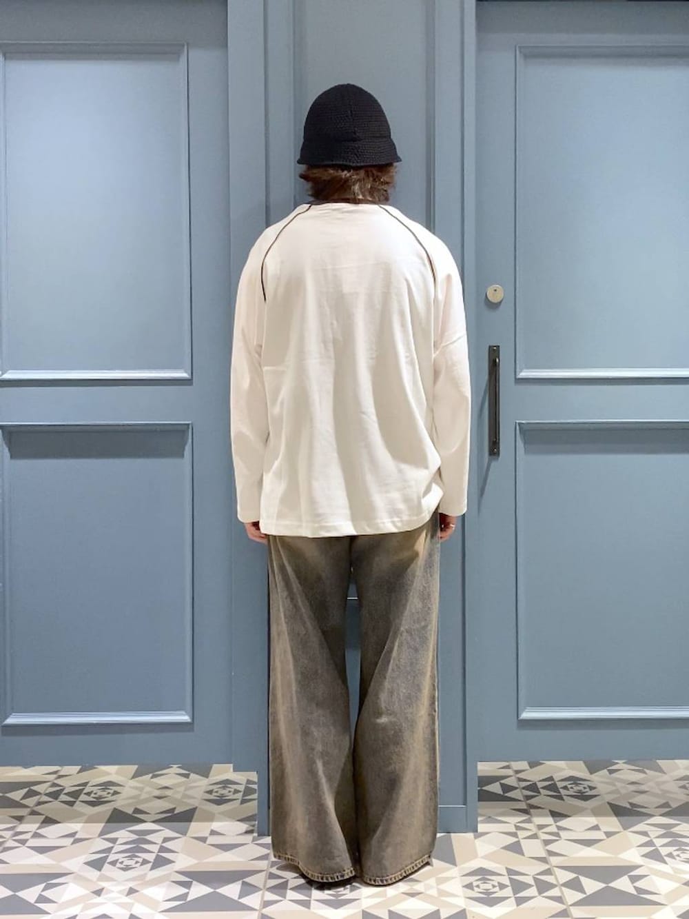 ブルー系のデニムパンツ、ホワイト系のTシャツ/カットソーを着用したメンズの秋コーディネートの3枚目の写真