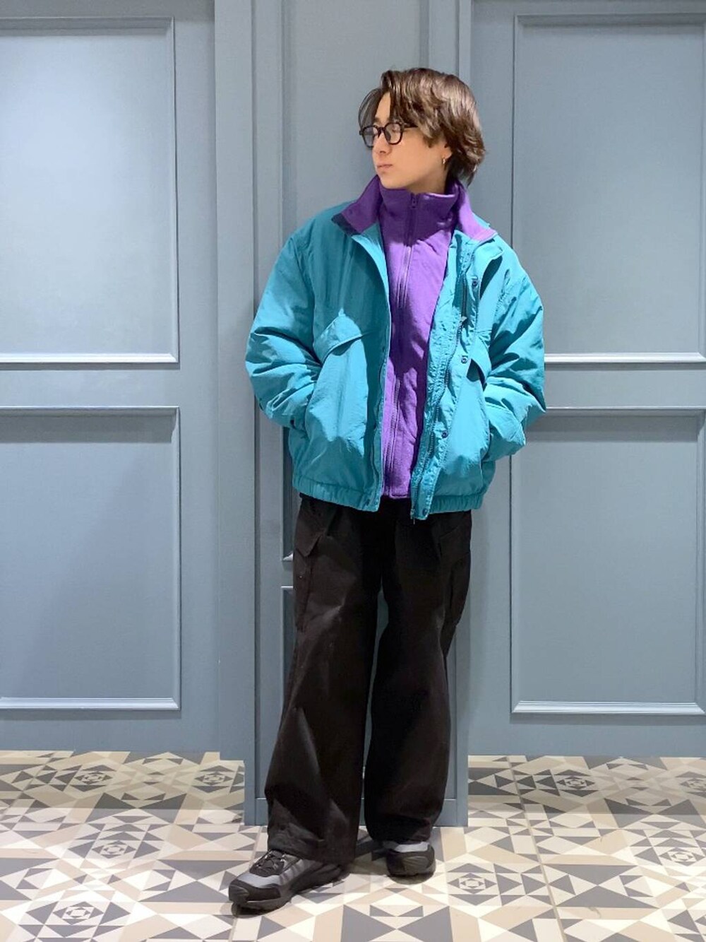 ブラック系のカーゴパンツ、ブラック系のスニーカー、ブラック系のニット/セーターを着用したメンズの冬コーディネートの4枚目の写真