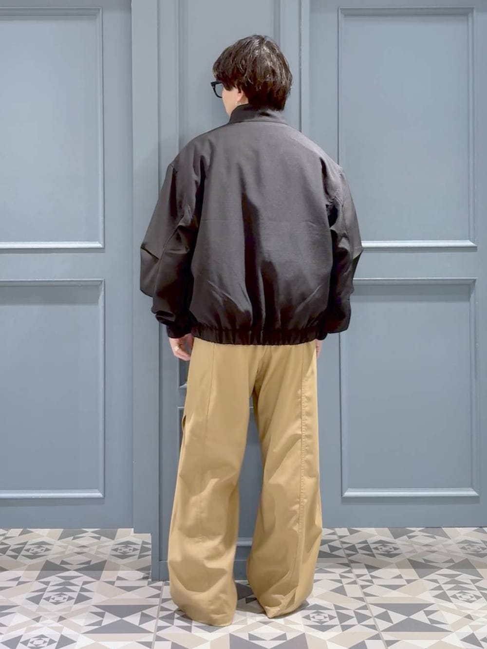 ブラック系のブルゾン、ブルー系のシャツ/ブラウスを着用したメンズの春コーディネートの3枚目の写真