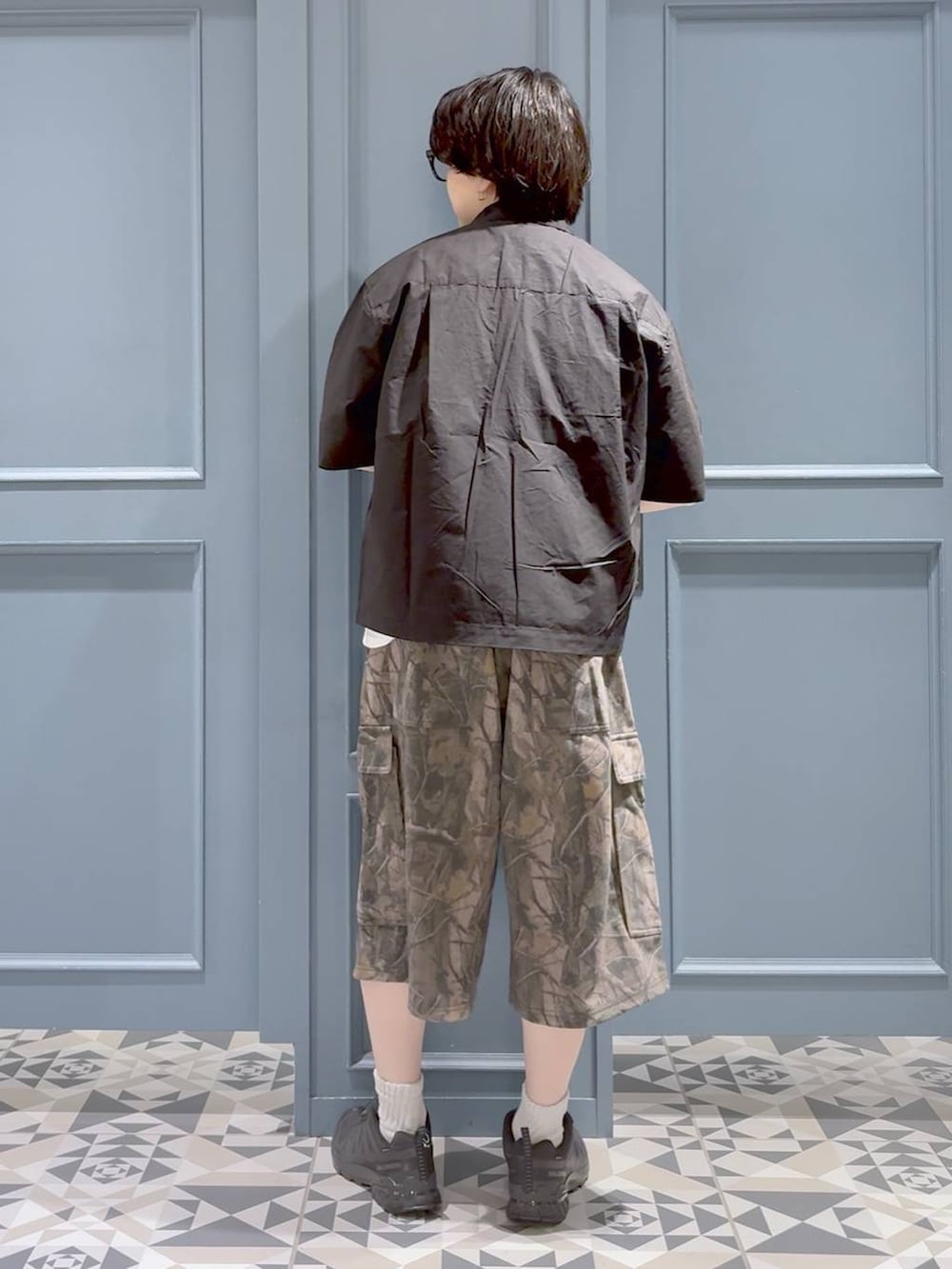 ブラック系のシャツ/ブラウス、ブラウン系のスウェットパンツ、ブラック系のスニーカーを着用したメンズの夏コーディネートの3枚目の写真