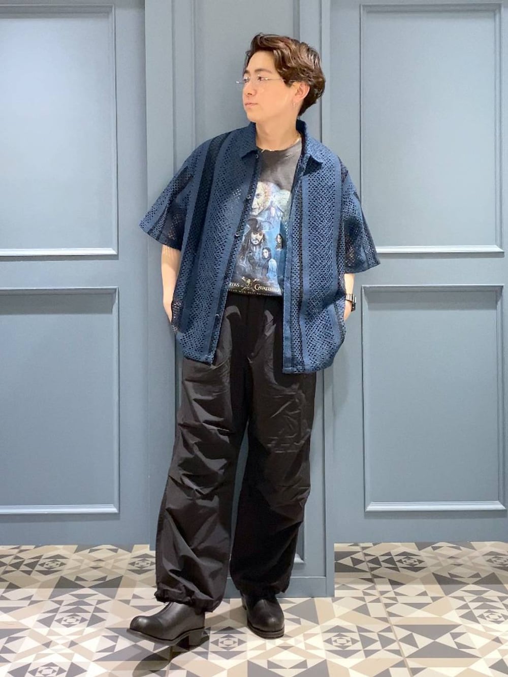 ブラック系のブーツ、ブラック系のカーゴパンツ、ブルー系のシャツ/ブラウスを着用したメンズの春コーディネートの4枚目の写真