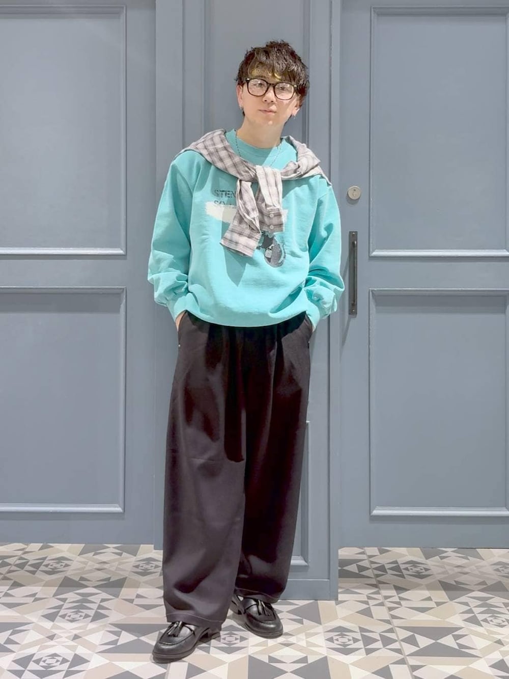 ブラック系のスラックス、ブラック系のローファー、ブラック系のシャツ/ブラウスを着用したメンズの冬コーディネートの4枚目の写真