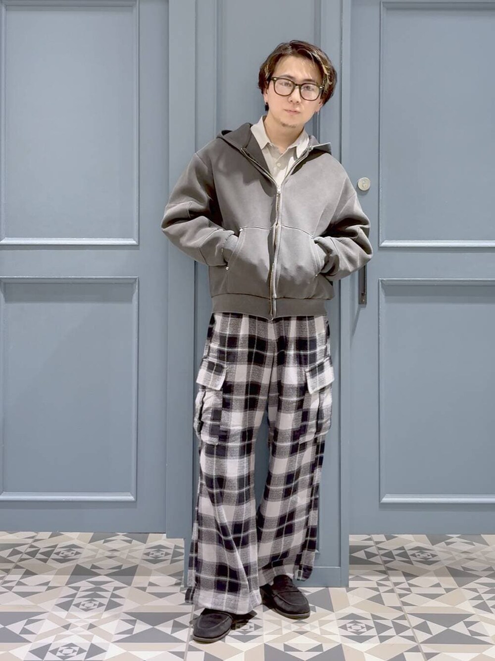 グレー系のシャツ/ブラウス、グレー系のカーゴパンツ、その他のパーカーを着用したメンズの春コーディネートの4枚目の写真