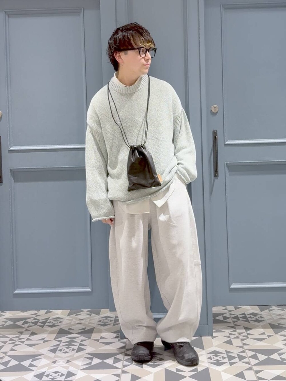 ホワイト系のシャツ/ブラウス、ブラック系のスニーカー、ブラック系のショルダーバッグを着用したメンズの冬コーディネートの4枚目の写真